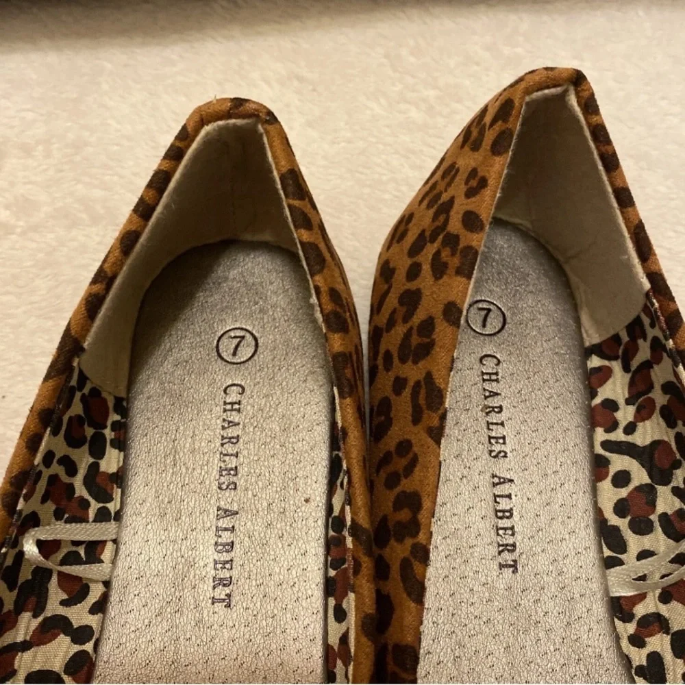 Charles Albert Women's Brown Leopard Flats